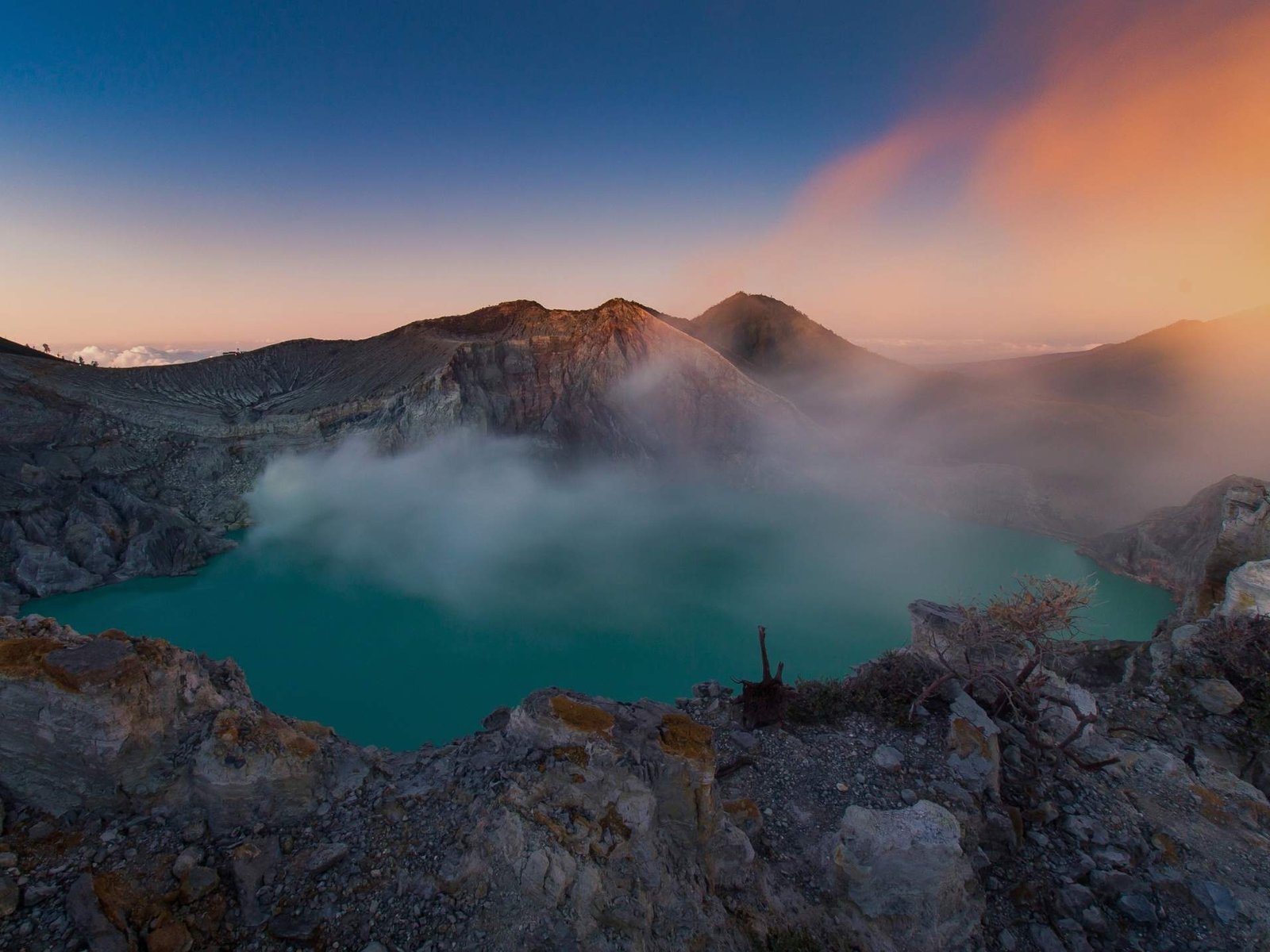 ijen-crater-tour-east-java-sunrise