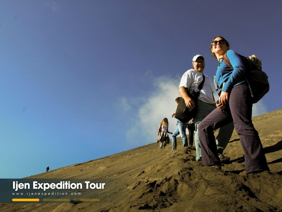 Travelers walking to Mount Bromo crater