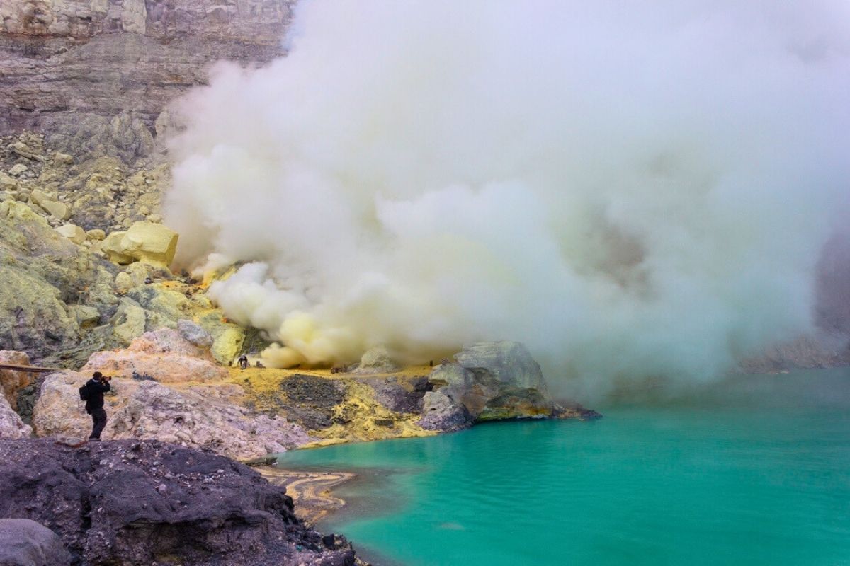 travelers hiking to Ijen crater during midnight trek